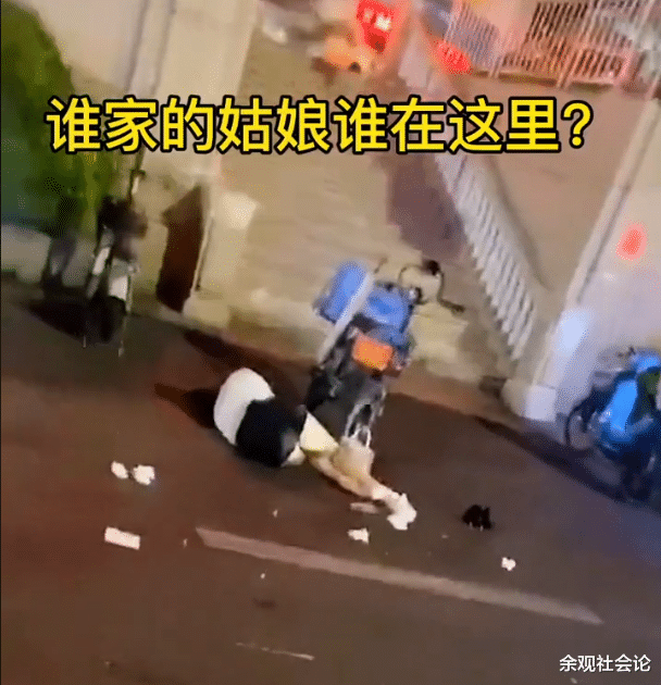 女子深夜醉倒街头,短裙纱衫尽显清凉,身旁纸巾成团让其形象全无