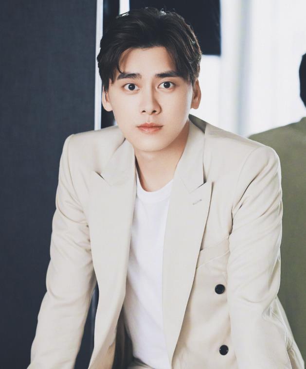 李易峰|没等来李易峰的《镜双城》，其另一部悬疑剧定档，看到女主追定了