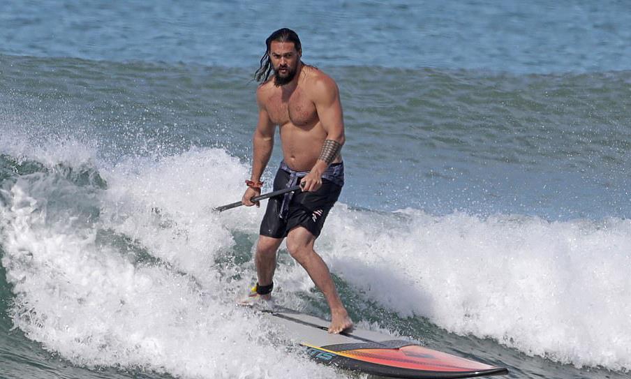 杰森·莫玛|“海王”夏威夷冲浪犹如轻功水上漂 傲人肌肉让人忍不住想摸一把