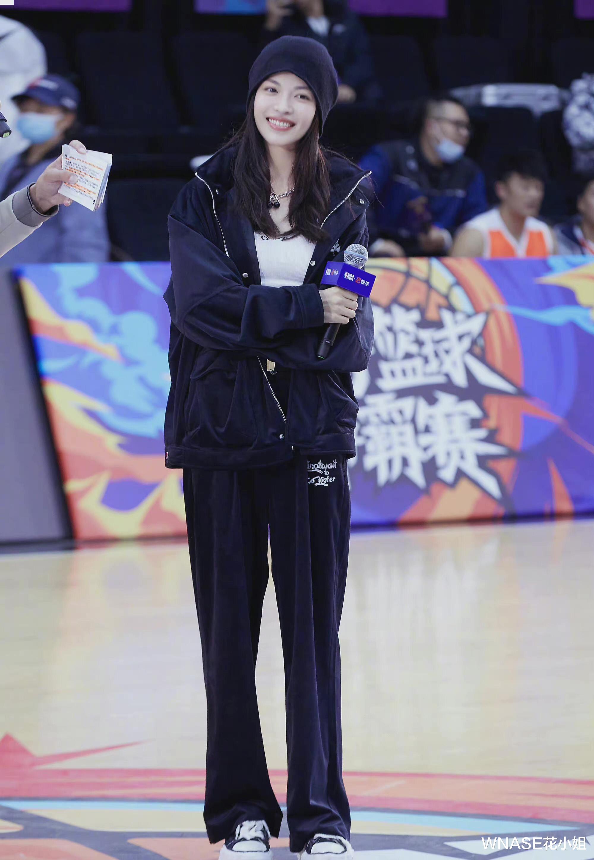 WNASE花小姐 钟楚曦的时髦运动风真抢眼！简单运动装凹得又A又好看，超会穿