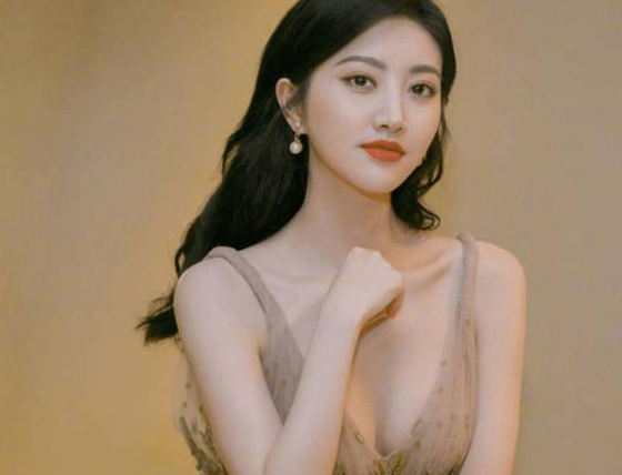 景甜|30岁景甜为显惊艳身材，裙子故意穿小一码，张继科真是丢了宝