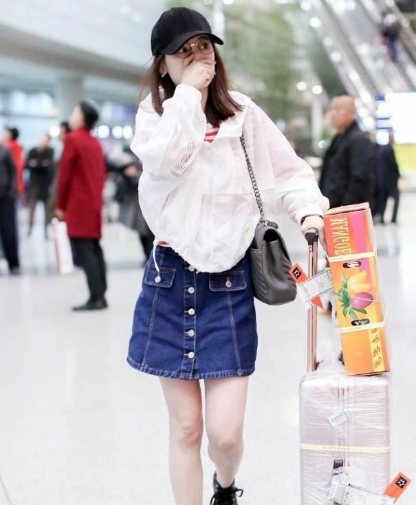 马蓉|马蓉真以为自己是明星？穿皮裤戴大墨镜走机场，别说还挺有巨星范