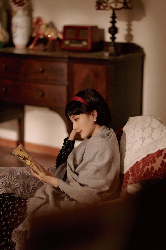 发型 李一桐扮80年代女生,穿印花裙配短发温婉动人,好有年代感