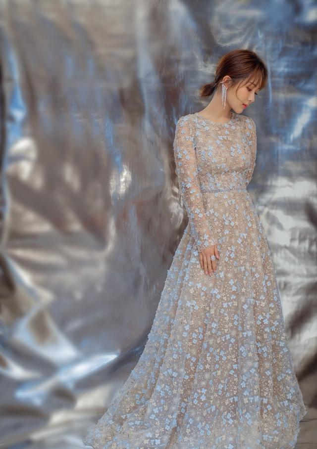 杨紫|杨紫真的是越来越美，穿花瓣裙配马尾清新脱俗，这才是少女的模样