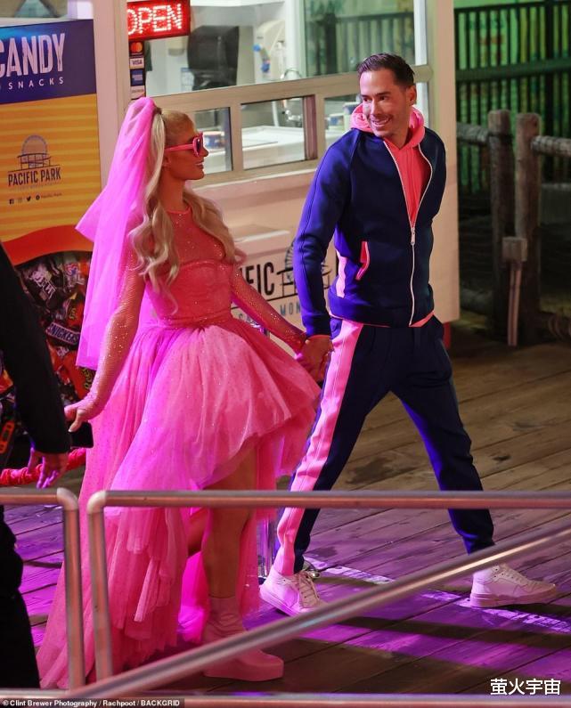 |帕里斯·希尔顿婚礼菜品曝光，金箔包土豆尽显奢华，皇冠蛋糕美翻