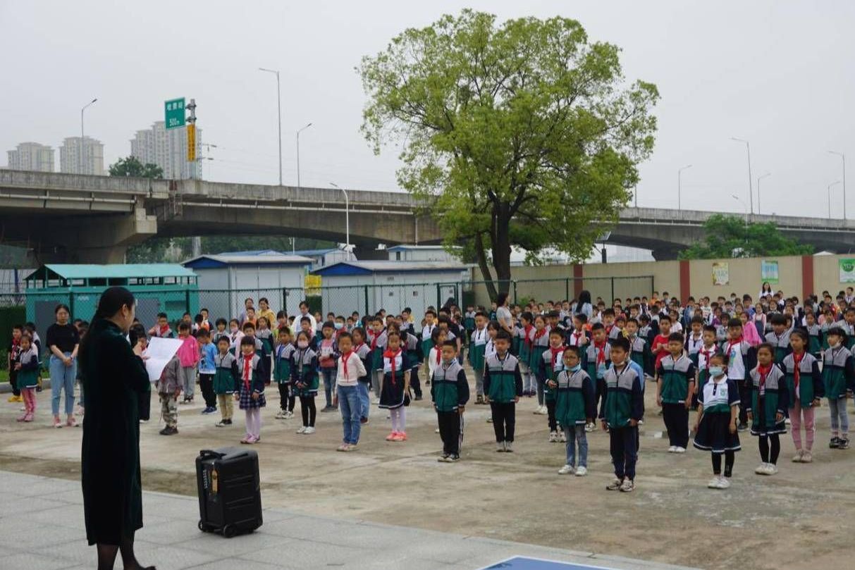 胡了说扒道 东西湖区湖滨小学，开展防震应急演练，锻炼师生逃生能力
