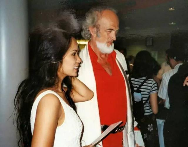 周旭阳嘉应 韦唯小儿子甜蜜分享大合照,母子四人旧照超温馨,背后却透着辛酸