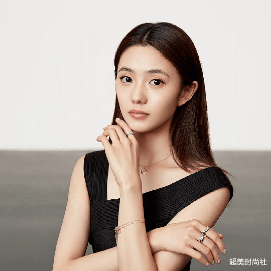 穿衣搭配|谋女郎刘浩存拍珠宝大片，梳高马尾穿黑裙显气场，网友：没气质