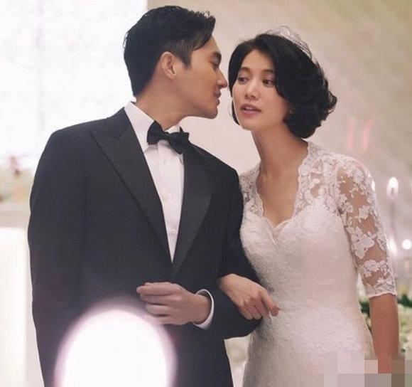 张智霖|张智霖与儿子过父亲节，父子颜值超高腿长令人羡慕，坐一起像兄弟