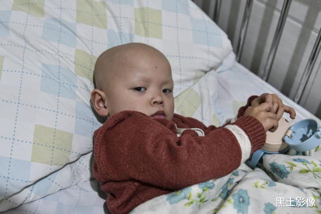 黑土影像 孩子患重症母亲欲遗弃，10分钟后哭着抱回，丈夫：你良心不痛吗？