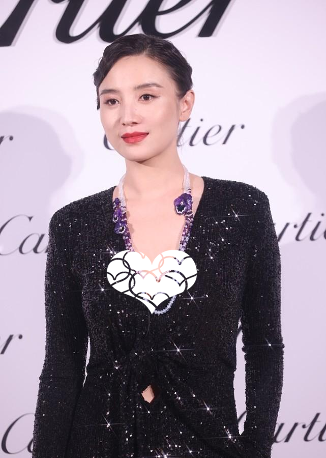 BiuVogue|宋佳虽然带的项链挺“廉价”，但衣服很贵气，衬的气场不一般