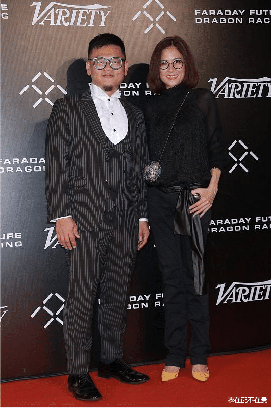 衣在配不在贵 56岁邵美琪老得挺真实，瘦脱相的她穿一身黑，看似简单却很上档次