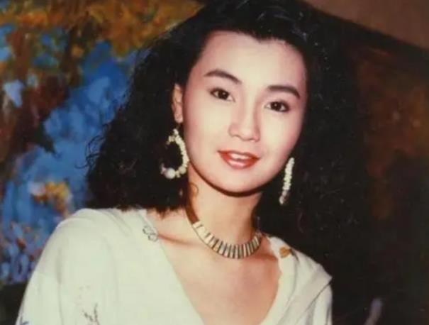 刘銮雄|张曼玉：情路坎坷，至今仍然单身，57岁与狗作伴