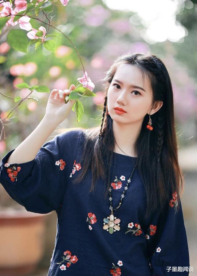 复古|复古长袖+裙子，让街边美女展现民国风格，充满复古气息