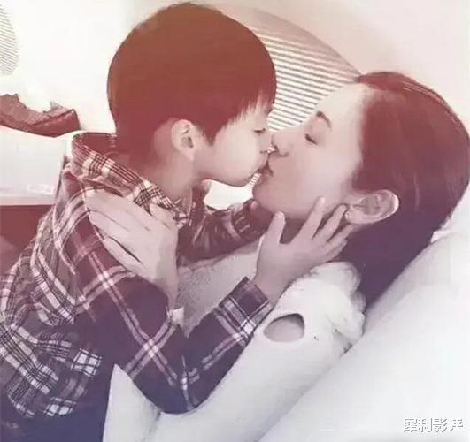 李嘉欣|李嘉欣晒和儿子一起洗澡的照片引争议，网友：这不是欢乐时光