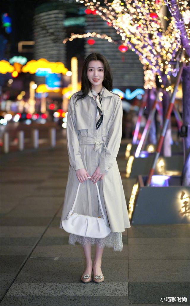 小喵聊时尚|今年的“驼色风衣”都这么穿？上身洋气又显瘦，比你想象中要好看