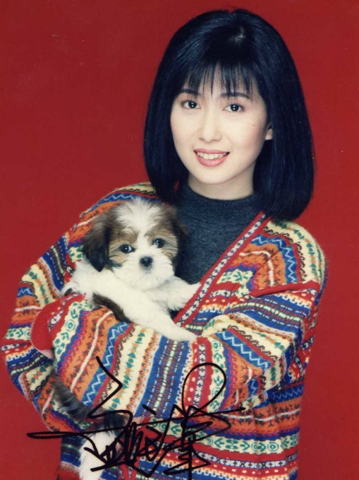 孟庭苇|51岁歌手孟庭苇罕露面！笑容甜美露出小龅牙，戴粉花耳环有少女感