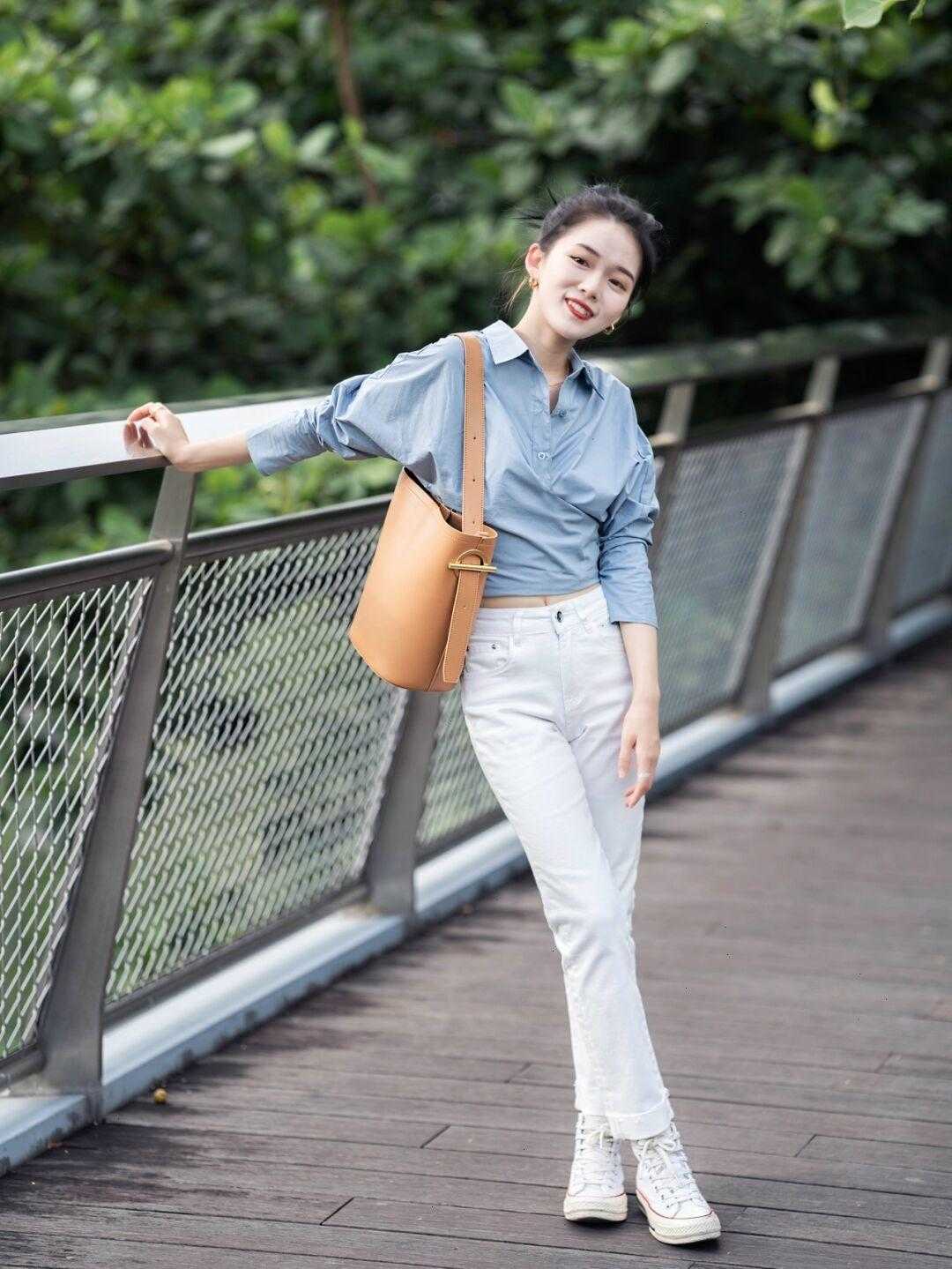 何有强|小个子女生入秋就这么穿,蓝色衬衫搭高腰裤又飒又美,显高又显瘦