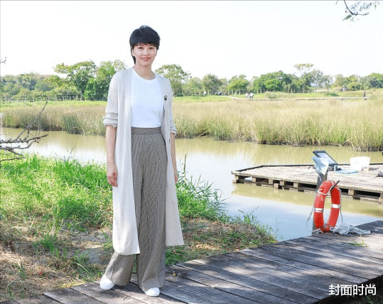 针织衫 梁咏琪快1米8的身高真加分,长针织衫配阔腿裤,身形看着挺高级