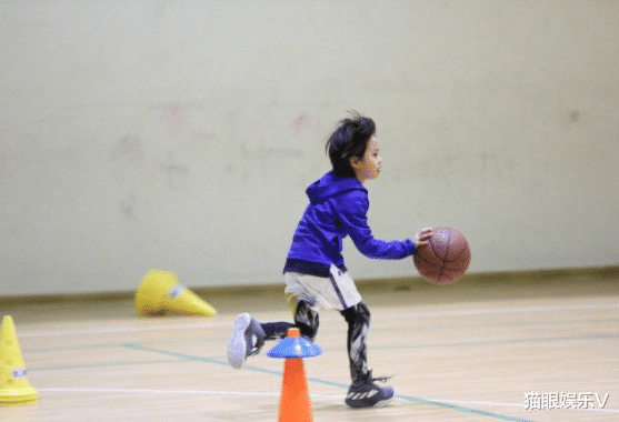 邓超|邓超晒儿子近照，9岁等等身高快赶上爸爸，身后2层别墅意外抢镜