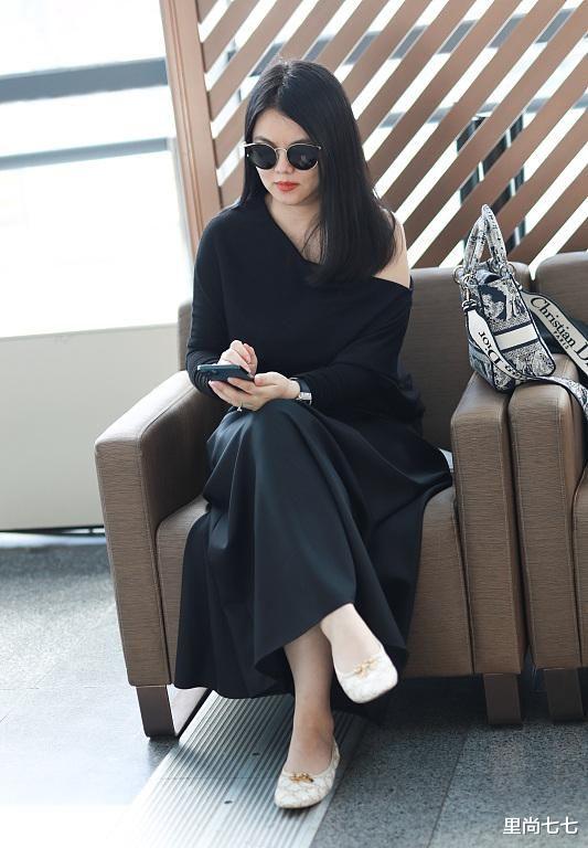 李湘|这婚算是离对了！李湘穿露肩装瘦成120不敢认，叠腿坐眼神变温柔