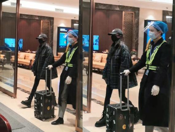 李纯|杨幂现身北京街头，穿黑丝袜无惧零下5度，和男闺蜜张大大像姐妹