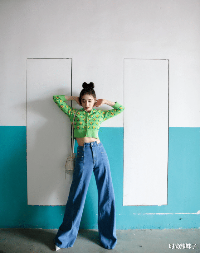 |袁姗姗“米奇”发型火了，太阳花炫腹装秀蛮腰，俏皮减龄大秀马甲线