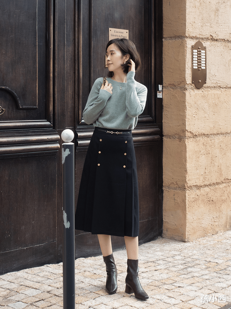 蓓小西 秋冬怎样穿才优雅？搭配公式“毛衣+迷笛裙”，高级感扑面而来