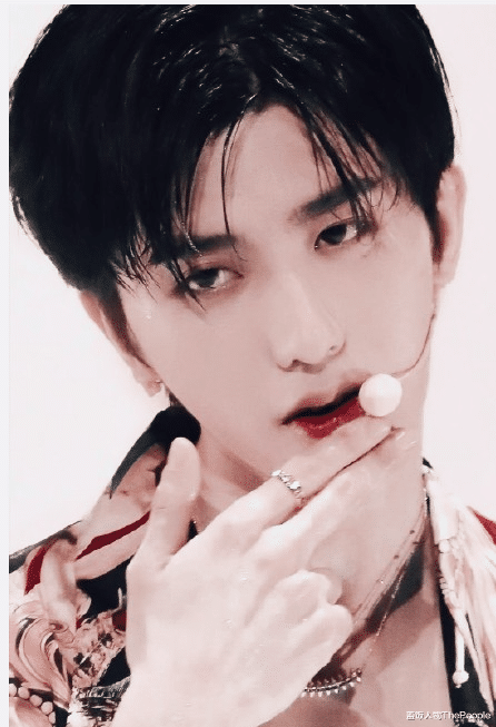 明星素颜|为美白脱腿毛,秀细腰细腿,还化烟熏大浓妆,好好做男人不好吗?