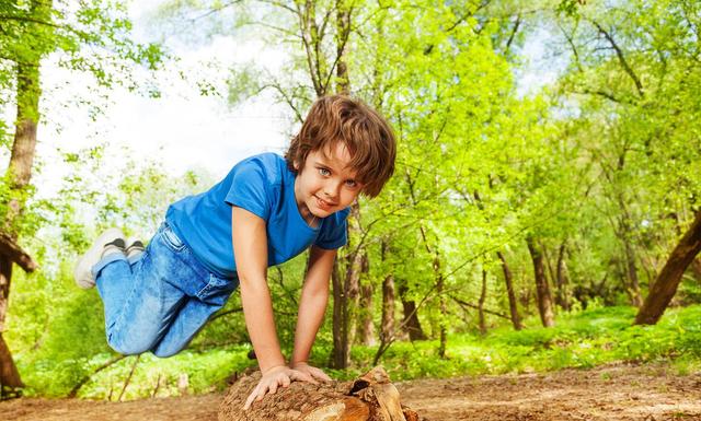 见闻深圳 深圳三岁幼童“跑酷”被撞翻，面部缝三针，家长质疑场地有缺陷