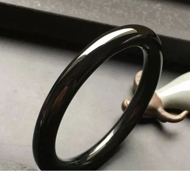 翡翠|墨翠黑如点漆，玻璃种的墨翠却闪闪发光，罕见的墨翠手镯你听过吗