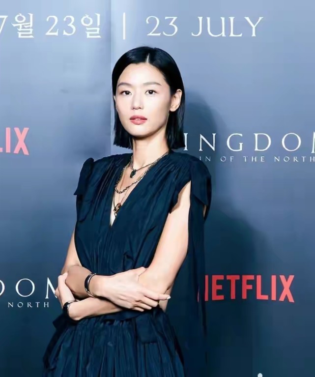 全智贤|全智贤形象大变不敢认！留齐肩短发却显老气，化淡妆寡淡无精气神