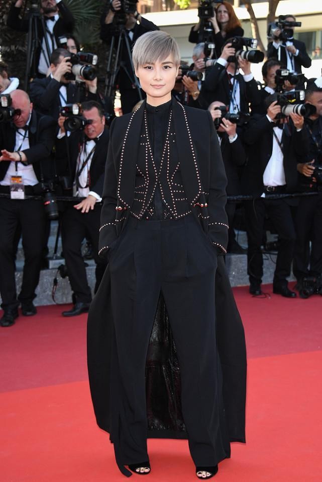 |李宇春在外国红毯上太有牌面，穿高定彰显帅气气场，也太有范了