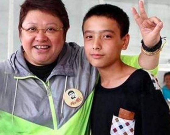 |秘密生子?50岁韩红带娃出行包裹严实,小萌娃胖乎乎长相酷似韩红