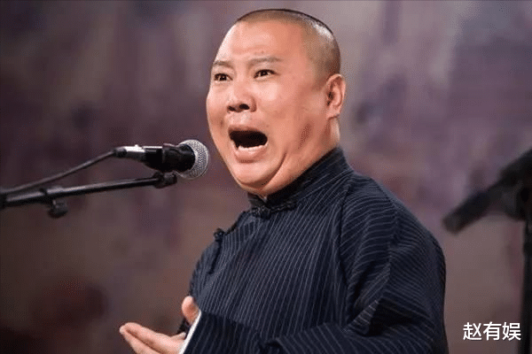 郭德纲|郭德纲亮相央视，因频繁看提词器引质疑：老郭不背台词，是飘了吗