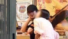 新田真剑佑|太狗血！日本顶流小鲜肉恋上大7岁人妻，还为她和好友反目？