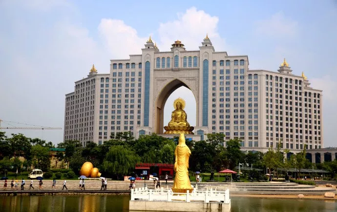 新濟南人小李 110個建筑界的“金酸莓獎”，國家發(fā)改委：嚴(yán)禁建設(shè)“丑陋建筑”