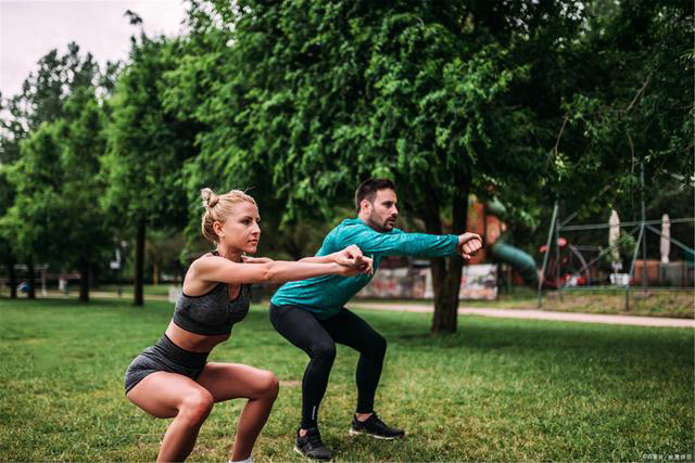 深蹲|深蹲,是健身最不可缺少的动作,几大好处注定它不可被忽略!