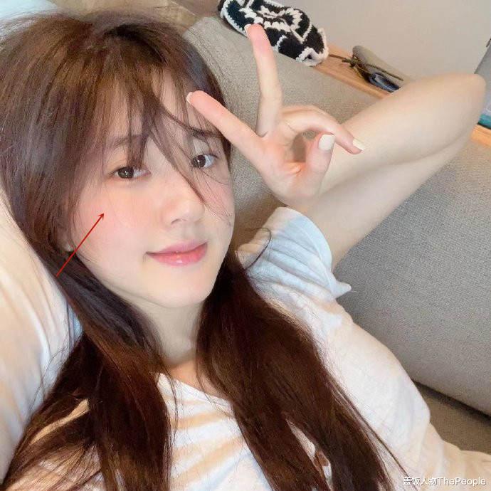 贾玲|明星所谓素颜暗藏多少“心机”？睫毛堪比苍蝇腿，脸和脖子有色差