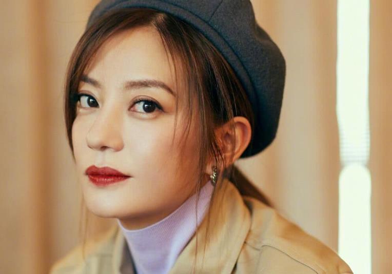 赵薇|43岁金喜善遇上44岁赵薇,网友:玻尿酸脸和天然脸的差距