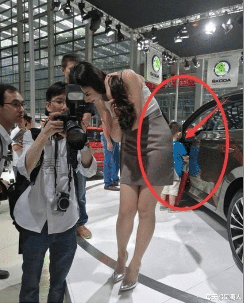 每天都是潮人|妹子你来相亲怎么还把脚放到桌面上去了,是看不上我的意思?