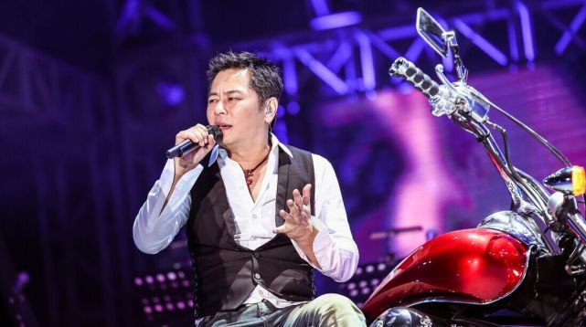 中国好声音|香港著名记者揭露王杰嗓子被毒哑事件内幕,幕后主谋是谢霆锋吗?