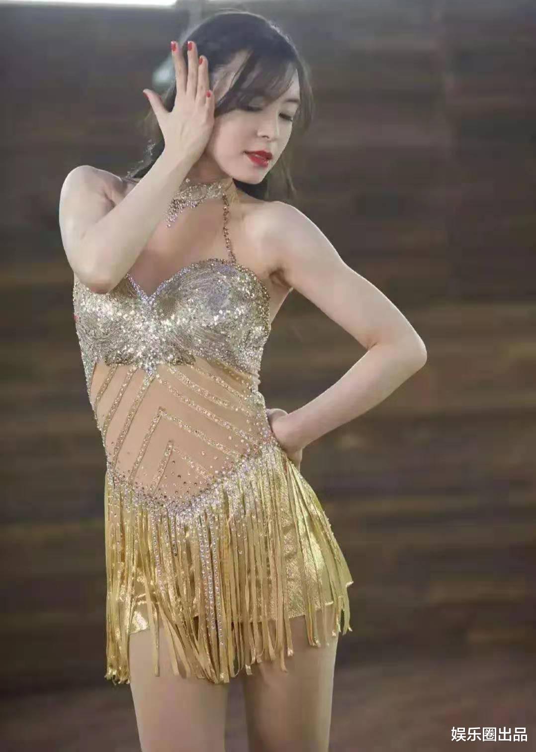 张静初|张静初跳舞旧照曝光，穿滑冰服造型养眼，舞姿曼妙女团味十足