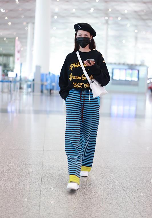 清娱吧|沈梦辰衣品真不错,红色长上衣配黑白条纹半身裙,时髦又有格调