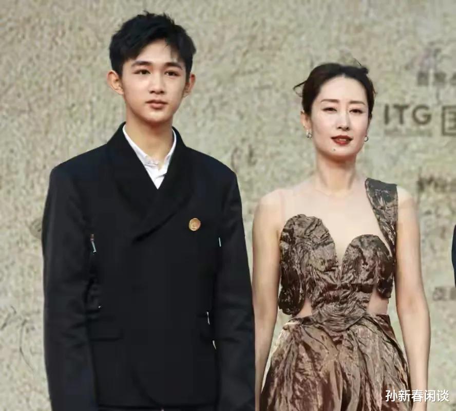 关晓彤|金鸡闭幕生图！倪妮发型害了一张脸，关晓彤很拽，邓超的手不绅士