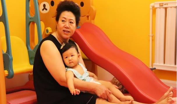小雪妈妈育儿|家里四位老人，哪个对孩子最亲？很多人猜错，排第一的不是奶奶