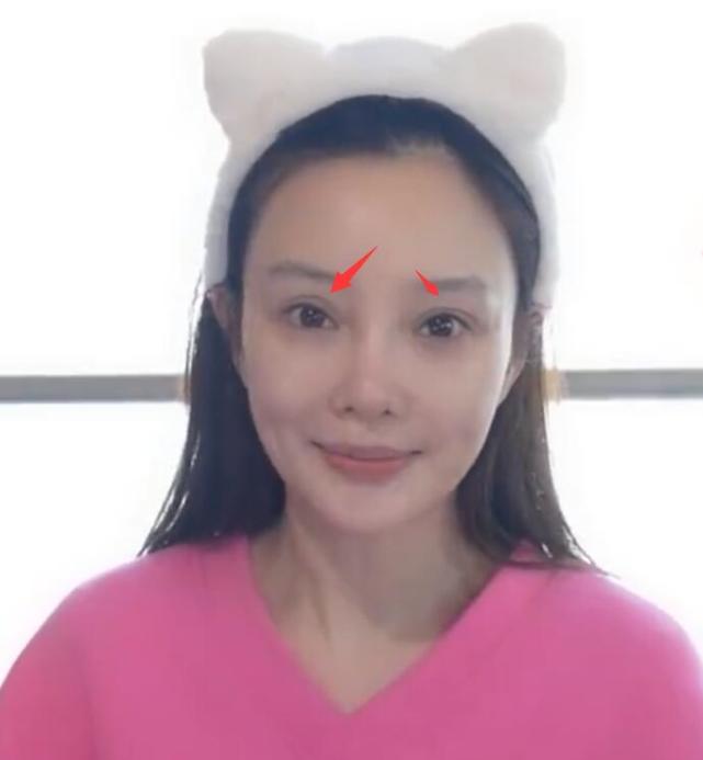 李小璐|40岁李小璐素颜出镜，双眼皮太假脸又绷显老，网友直呼认不出