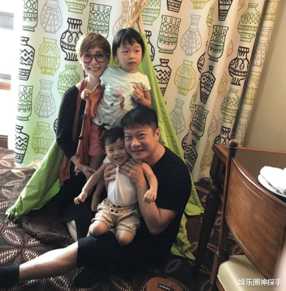 汤盈盈|汤盈盈2个女儿长大了，8岁大女儿神似父亲，小女儿很漂亮