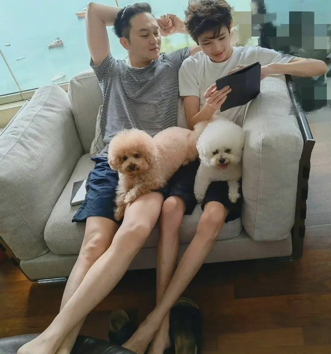 沈月|袁咏仪儿子神颜曝光！网友疯狂被圈粉：弟弟快出道吧！