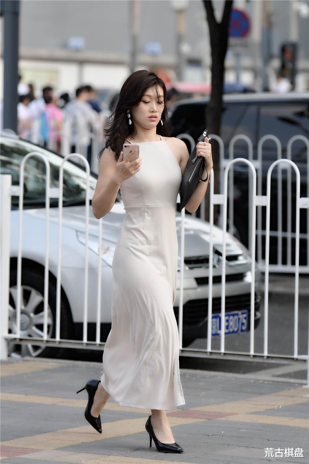 荒古棋盘|修身连衣长裙,还是搭配尖头细跟鞋,细跟高一些会更好